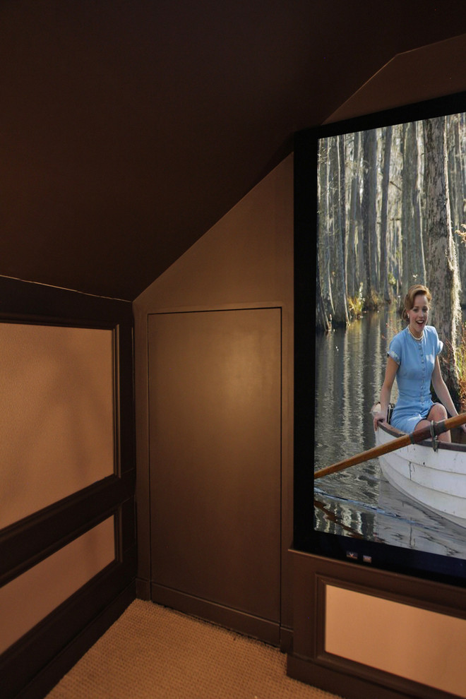Imagen de cine en casa cerrado tradicional renovado grande con paredes marrones, moqueta y pantalla de proyección