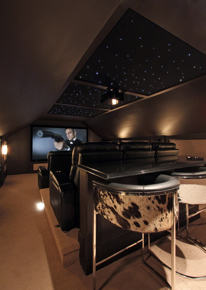 Ejemplo de cine en casa cerrado contemporáneo grande con paredes marrones, moqueta y pantalla de proyección