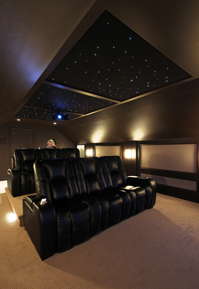Идея дизайна: большой изолированный домашний кинотеатр в стиле неоклассика (современная классика) с коричневыми стенами, ковровым покрытием и проектором