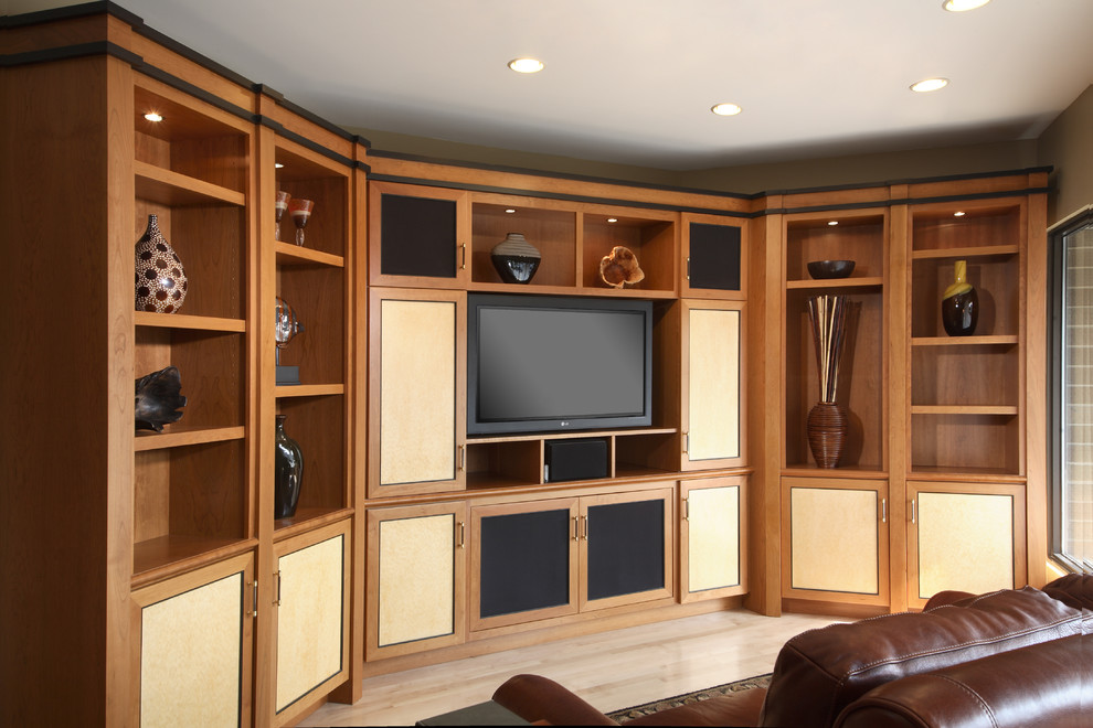 Ejemplo de cine en casa cerrado bohemio de tamaño medio con paredes beige, suelo de madera clara y pared multimedia