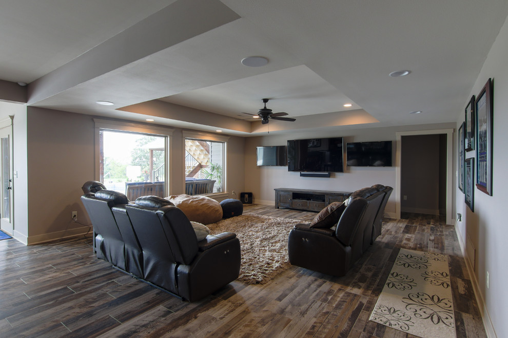 Mittelgroßes, Offenes Klassisches Heimkino mit grauer Wandfarbe, Keramikboden, TV-Wand und buntem Boden in Sonstige