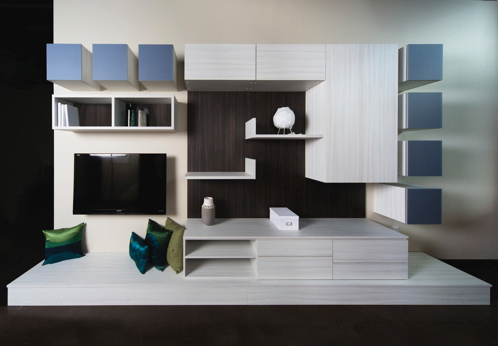 Mittelgroßes, Abgetrenntes Modernes Heimkino mit beiger Wandfarbe, dunklem Holzboden und Multimediawand in Sacramento