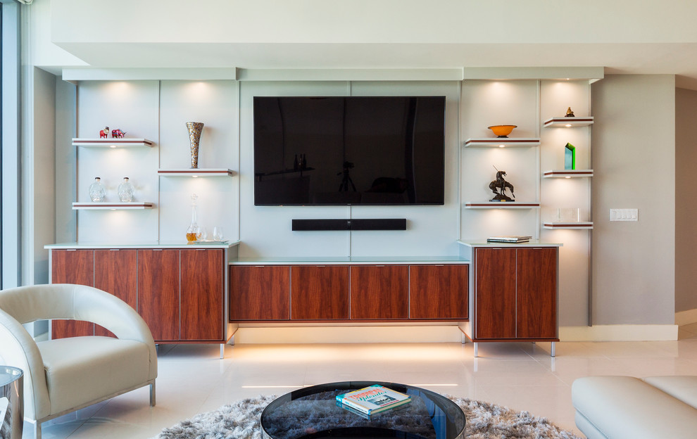 Imagen de cine en casa abierto moderno de tamaño medio con paredes grises, suelo de baldosas de cerámica y televisor colgado en la pared