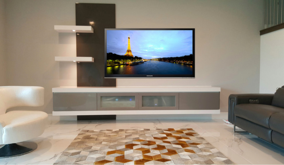 Idéer för att renovera ett mellanstort öppen hemmabio, med beige väggar och en väggmonterad TV