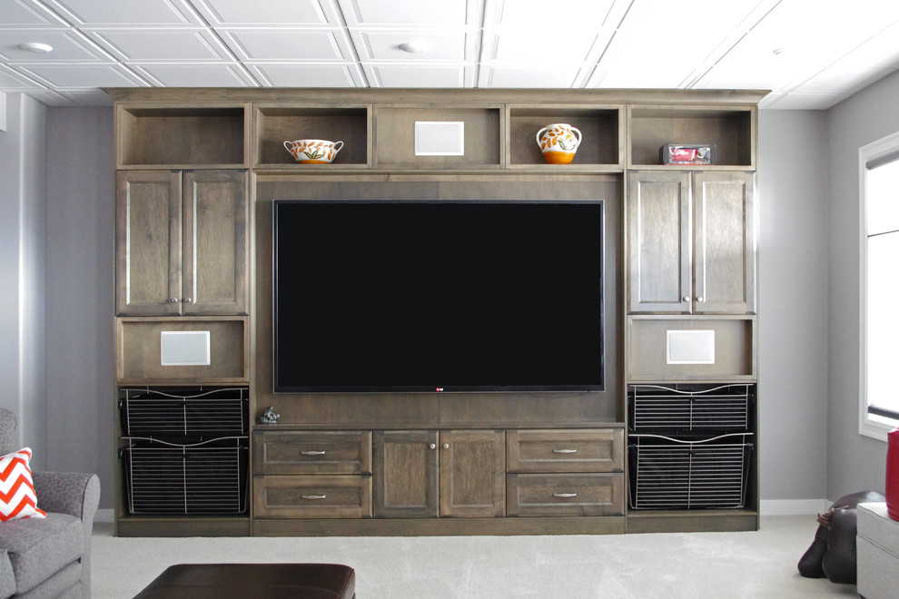 Imagen de cine en casa abierto tradicional renovado grande con paredes grises, moqueta y televisor colgado en la pared