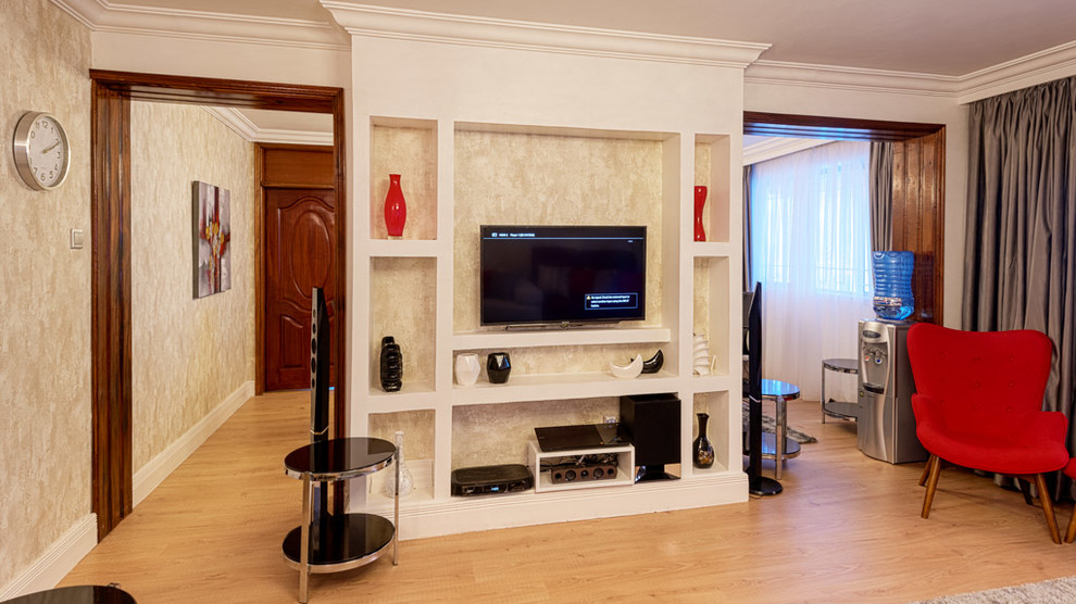 Großes, Offenes Modernes Heimkino mit bunten Wänden, Keramikboden, TV-Wand und braunem Boden in Sonstige