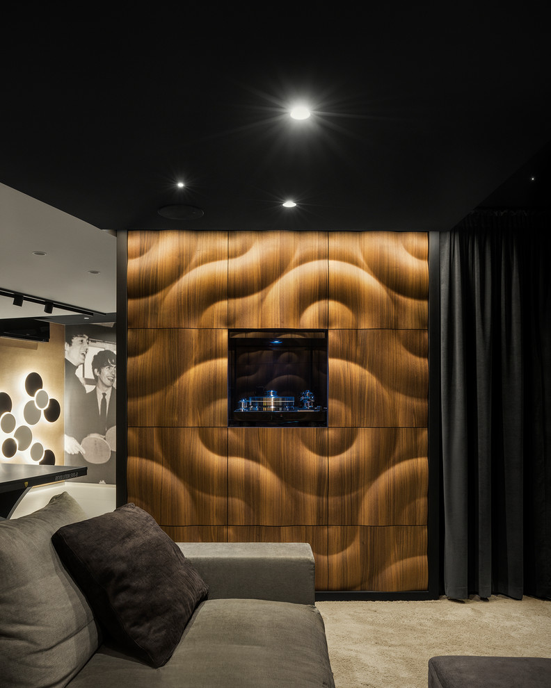 Idee per un home theatre minimalista di medie dimensioni con pareti marroni