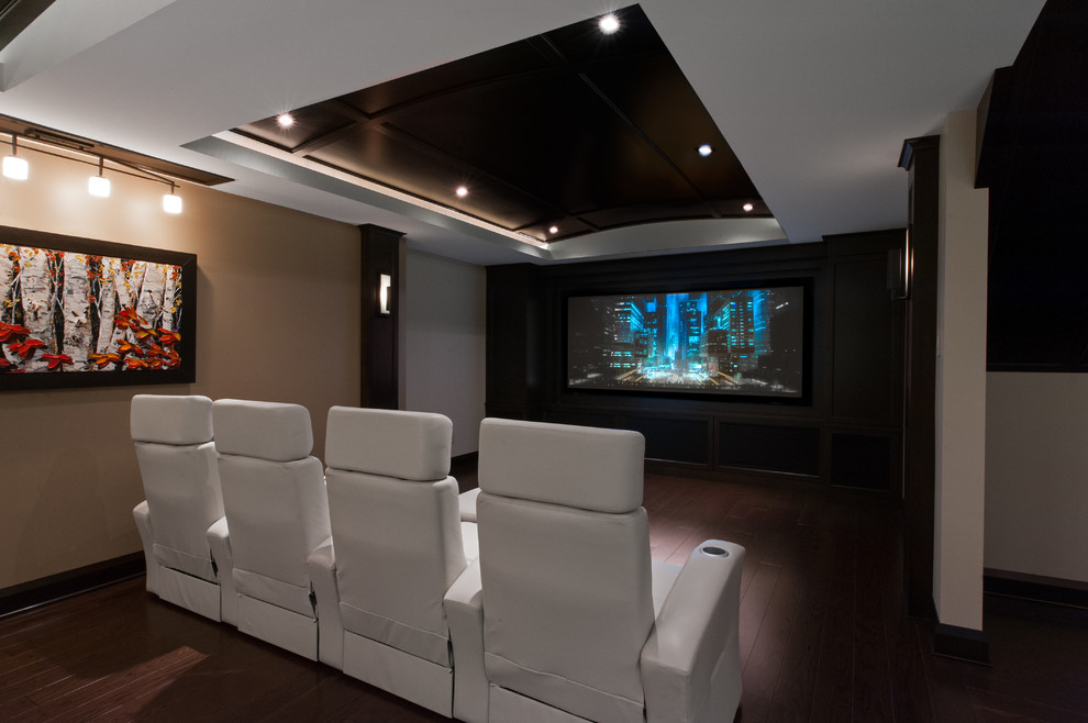 Exemple d'une grande salle de cinéma tendance ouverte avec un mur beige et parquet foncé.