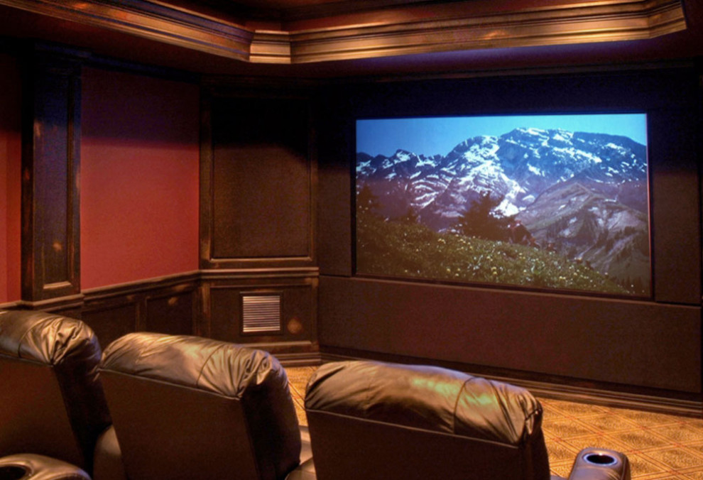 Ejemplo de cine en casa cerrado clásico grande con paredes rojas, moqueta y pantalla de proyección