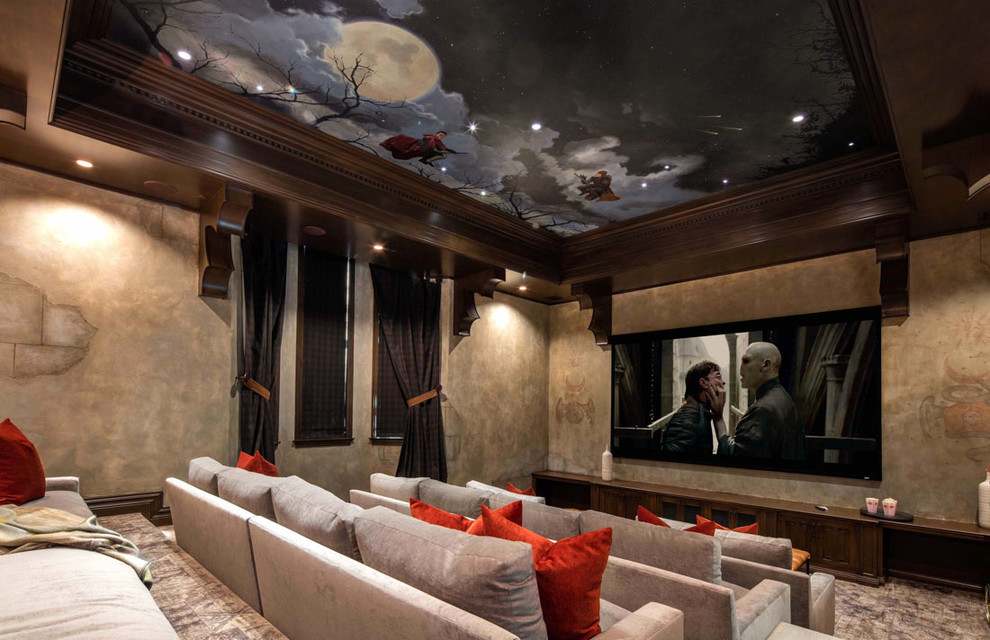 Aménagement d'une salle de cinéma classique fermée avec un mur beige et un écran de projection.