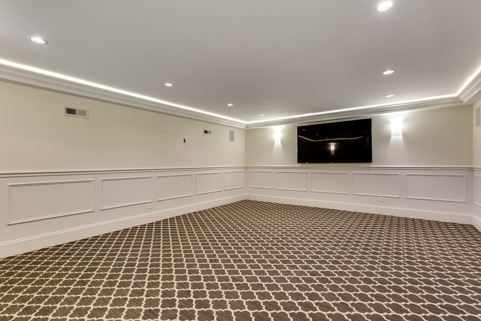 Ejemplo de cine en casa cerrado tradicional renovado grande con paredes blancas, moqueta, televisor colgado en la pared y suelo marrón
