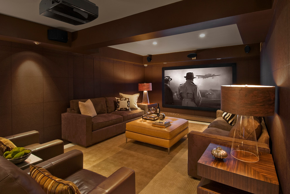 Cette photo montre une grande salle de cinéma chic fermée avec un mur marron, moquette et un écran de projection.