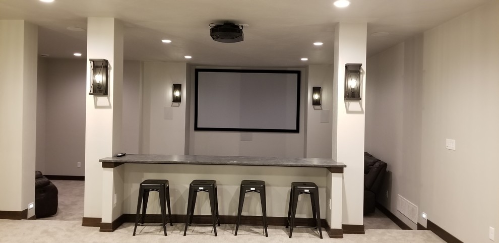 Modelo de cine en casa abierto clásico renovado grande con paredes blancas, moqueta, pantalla de proyección y suelo beige