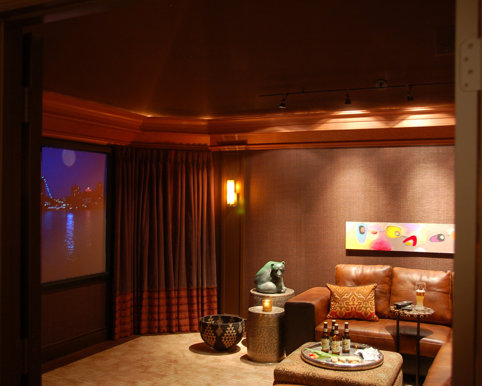 Modelo de cine en casa cerrado actual grande con paredes marrones, moqueta y pantalla de proyección