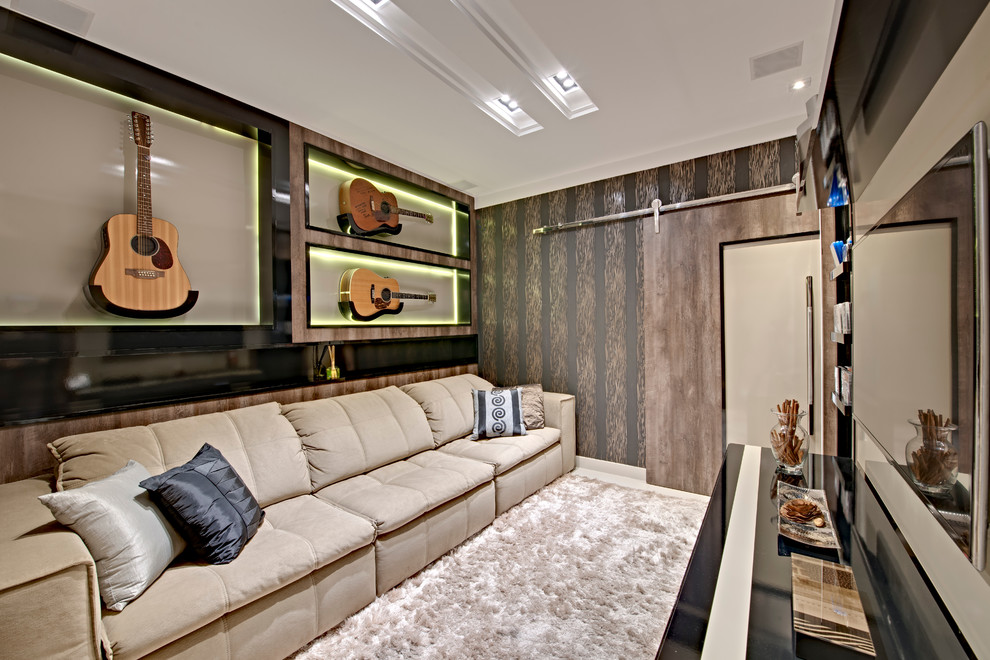 Идея дизайна: изолированный домашний кинотеатр в современном стиле с коричневыми стенами и телевизором на стене