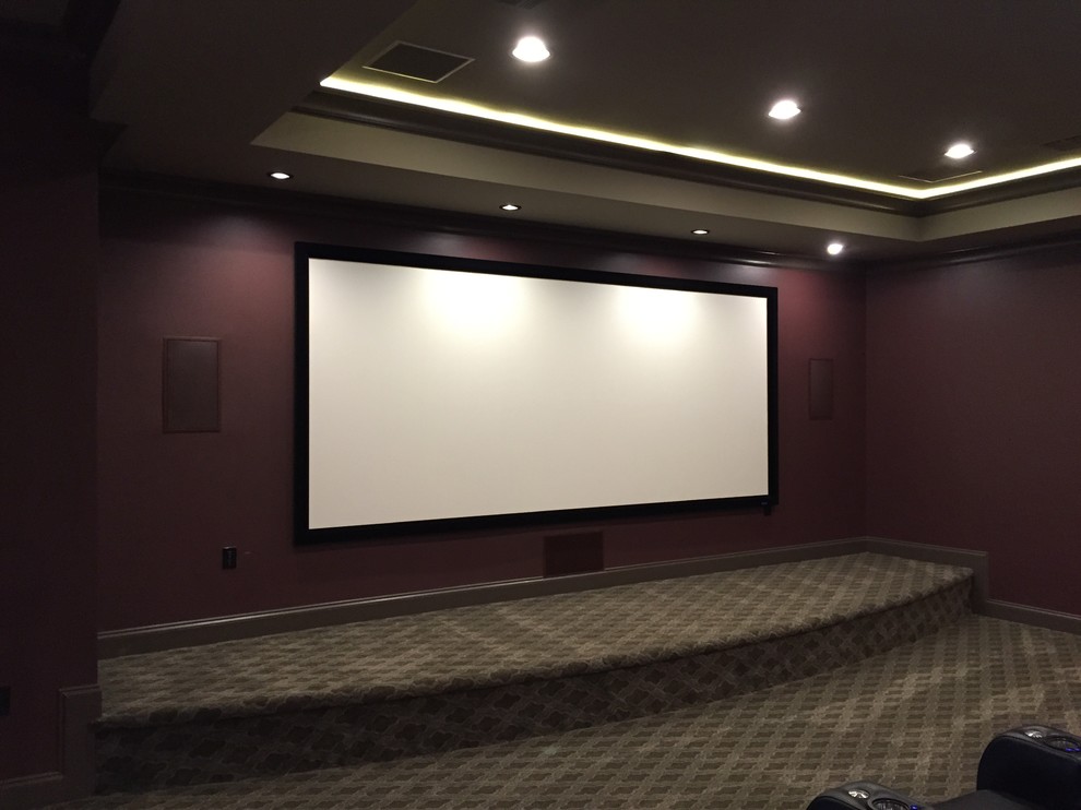 Свежая идея для дизайна: большой изолированный домашний кинотеатр в современном стиле с проектором, фиолетовыми стенами, ковровым покрытием и серым полом - отличное фото интерьера