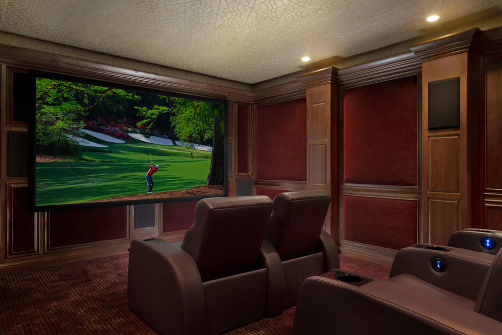 Foto de cine en casa cerrado clásico renovado pequeño con moqueta, pantalla de proyección y suelo rojo