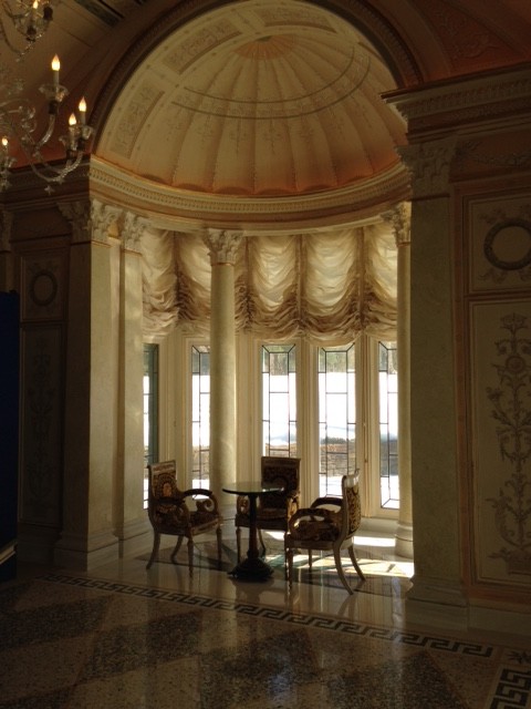 Foto di un ampio home theatre classico chiuso con pareti beige, pavimento in marmo e schermo di proiezione