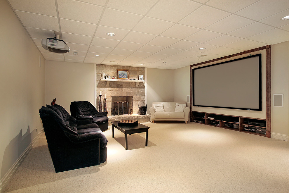 Imagen de cine en casa cerrado clásico renovado grande con moqueta, paredes beige, pantalla de proyección y suelo beige