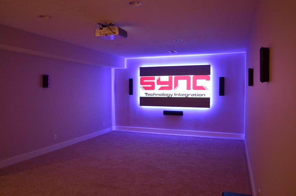 Foto de cine en casa abierto minimalista grande con moqueta, pantalla de proyección y paredes beige
