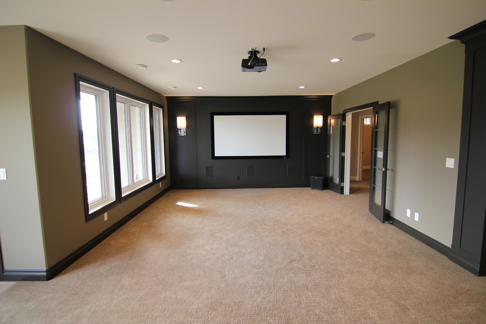 Cette photo montre une petite salle de cinéma chic ouverte avec un mur beige et moquette.