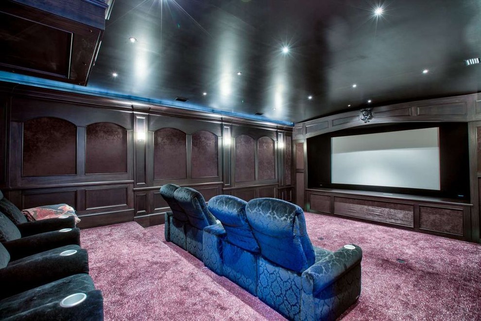 Diseño de cine en casa cerrado mediterráneo grande con paredes marrones, moqueta, pantalla de proyección y suelo violeta
