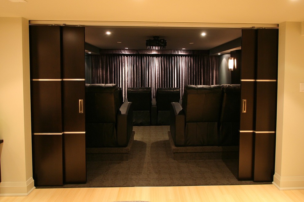Свежая идея для дизайна: домашний кинотеатр в стиле модернизм - отличное фото интерьера