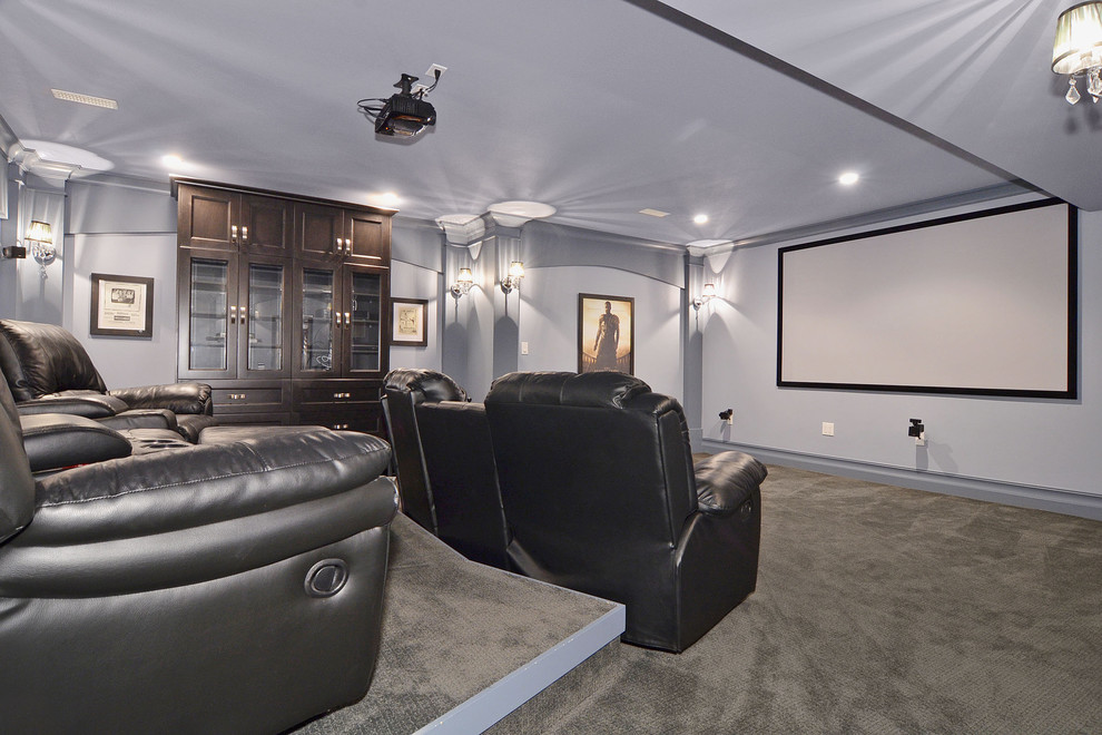 Diseño de cine en casa abierto de estilo americano grande con paredes azules, moqueta y pantalla de proyección