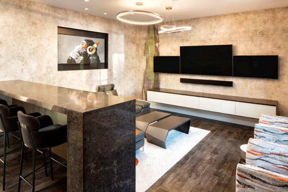 Modernes Heimkino mit beiger Wandfarbe, dunklem Holzboden und TV-Wand in Minneapolis