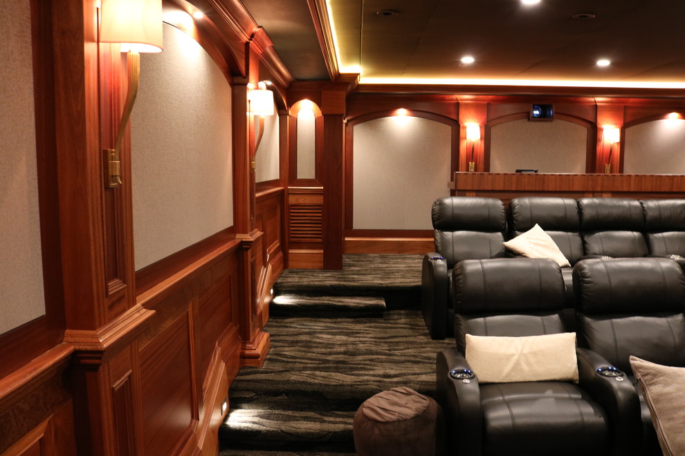 Пример оригинального дизайна: изолированный домашний кинотеатр среднего размера в стиле кантри с серыми стенами, ковровым покрытием и проектором