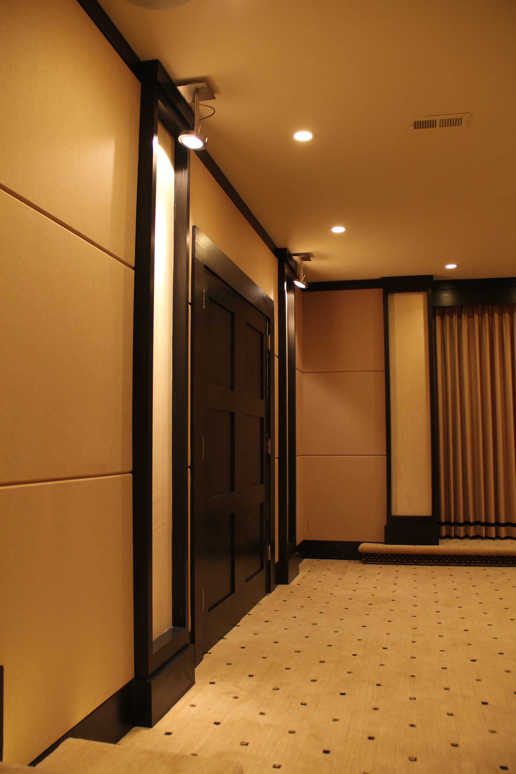 3000x3000 pimpandhost IMG    木目調のモダンスタイルのおしゃれなシアタールームの画像 75選 - 2025年3月 | Houzz (ハウズ)
