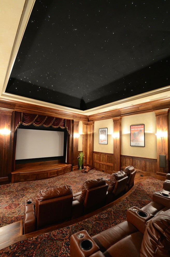 Idée de décoration pour une salle de cinéma champêtre.