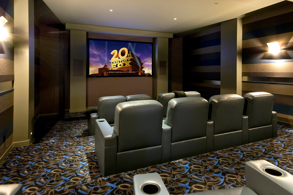 На фото: изолированный домашний кинотеатр в современном стиле с ковровым покрытием и разноцветным полом