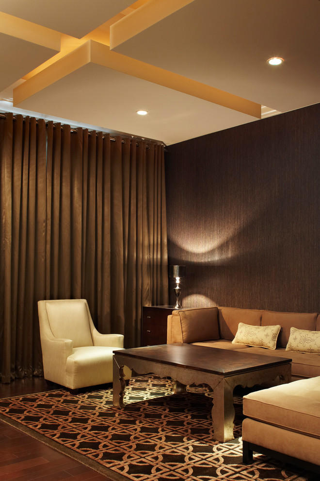 Mittelgroßes, Abgetrenntes Modernes Heimkino mit brauner Wandfarbe und dunklem Holzboden in Miami