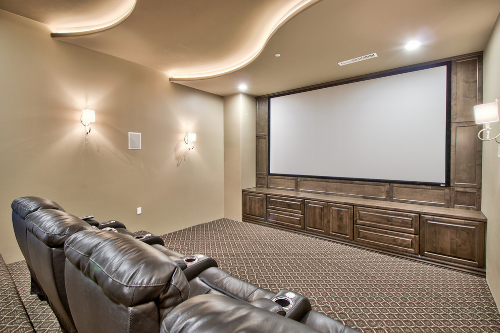 Foto de cine en casa cerrado clásico extra grande con paredes beige, moqueta, pared multimedia y suelo multicolor