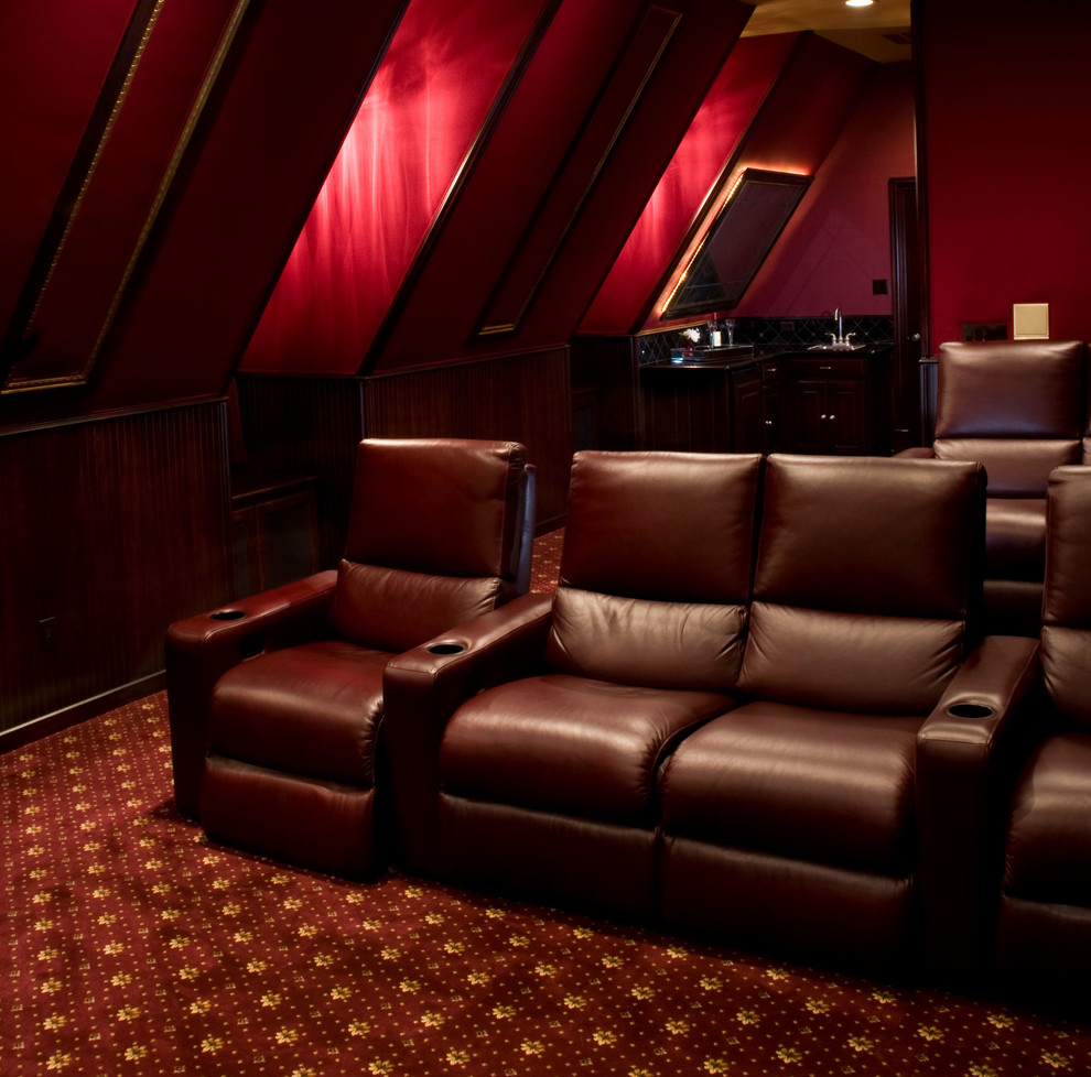 Foto di un grande home theatre tradizionale chiuso con pareti rosse, moquette, schermo di proiezione e pavimento rosso