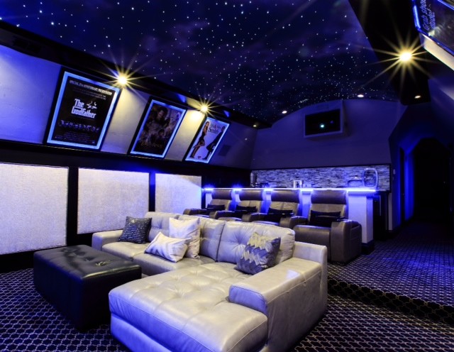 Стильный дизайн: изолированный домашний кинотеатр среднего размера в современном стиле с серыми стенами, ковровым покрытием и проектором - последний тренд