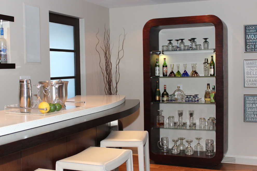 Cette image montre un bar de salon design de taille moyenne avec un sol en bois brun.