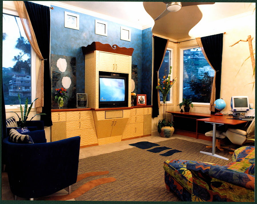 Cette image montre une salle de cinéma design de taille moyenne et fermée avec un téléviseur encastré, un mur bleu et moquette.
