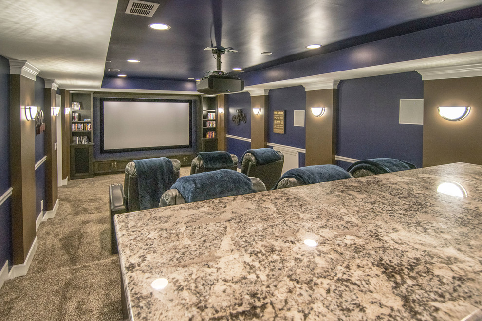 Exemple d'une salle de cinéma tendance fermée avec un mur bleu, moquette et un écran de projection.