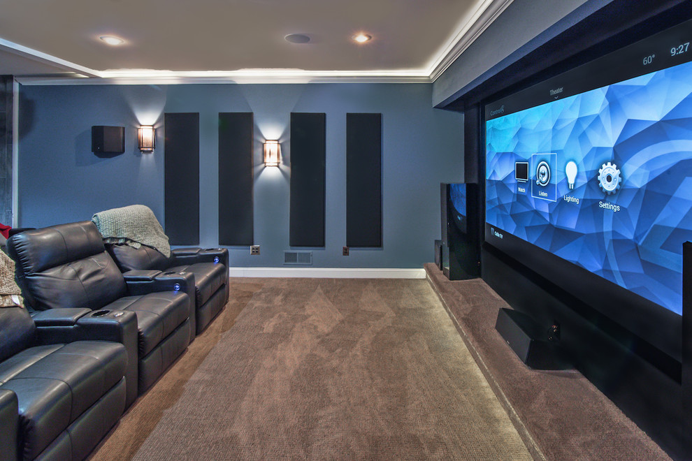 Cette photo montre une salle de cinéma moderne de taille moyenne et ouverte avec un mur bleu, moquette, un écran de projection et un sol beige.