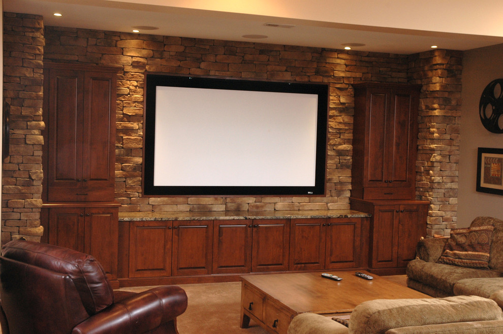 Inspiration pour une grande salle de cinéma traditionnelle ouverte avec un mur beige, moquette et un téléviseur encastré.
