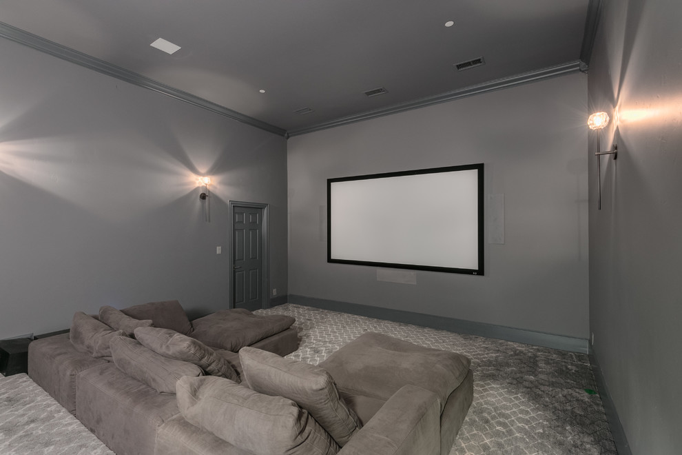 Modelo de cine en casa tradicional renovado con paredes grises, moqueta y suelo gris