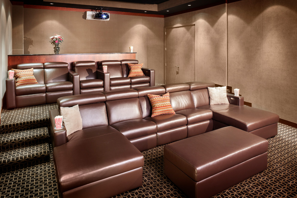 Imagen de cine en casa cerrado clásico de tamaño medio con paredes marrones, moqueta, pantalla de proyección y suelo multicolor