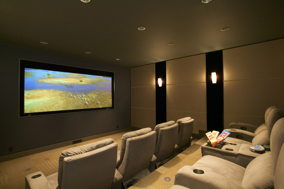 Ejemplo de cine en casa actual con paredes verdes, moqueta y pantalla de proyección