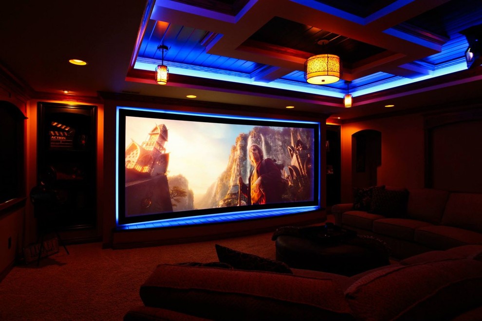 Diseño de cine en casa cerrado clásico de tamaño medio con moqueta y pantalla de proyección