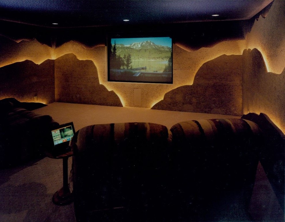 Cette photo montre une salle de cinéma sud-ouest américain de taille moyenne et ouverte avec un mur blanc, moquette et un téléviseur encastré.