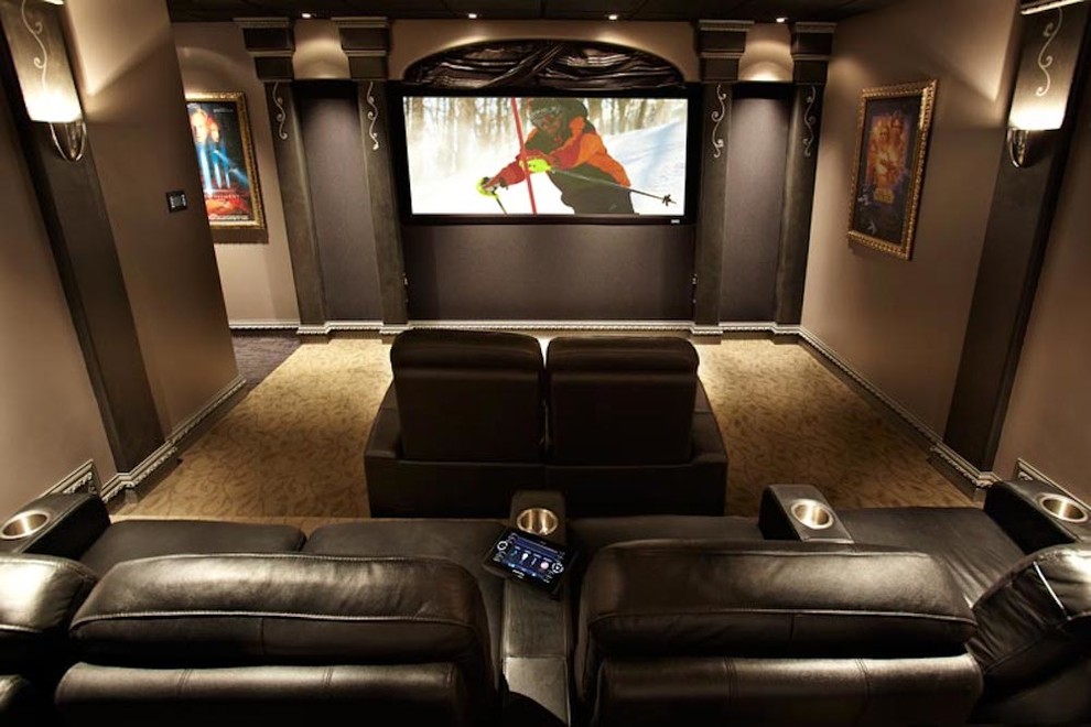 Свежая идея для дизайна: изолированный домашний кинотеатр среднего размера в современном стиле с ковровым покрытием, проектором и серыми стенами - отличное фото интерьера