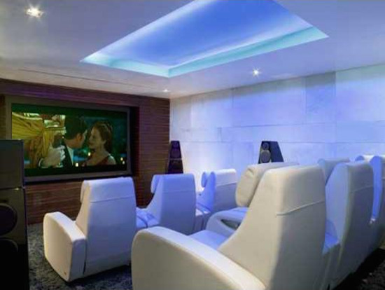Exemple d'une petite salle de cinéma avec un mur blanc.