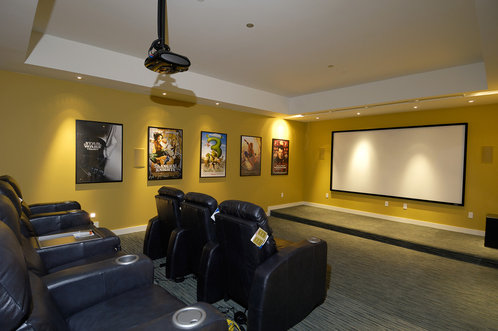 Cette image montre une salle de cinéma minimaliste de taille moyenne avec un mur jaune, moquette et un sol gris.